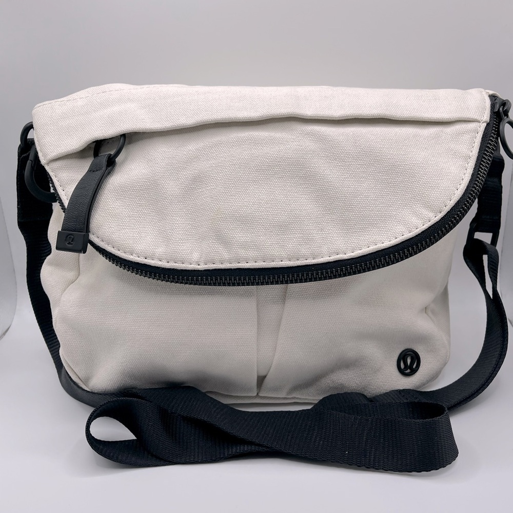 Lululemon All Night Festival Bag Vol 5 L in Angel Wing - Picture 2 of 13